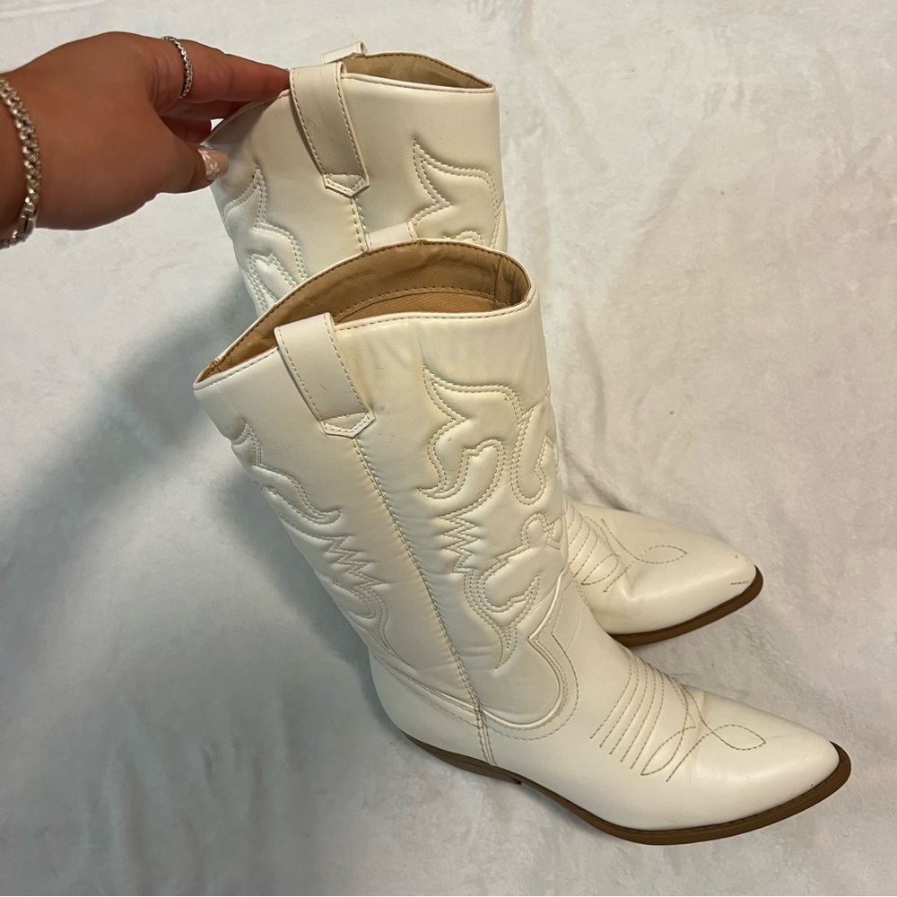 SOLD!! Women’s SODA White and Tan Western Mid-Calf Cowgirl Boots